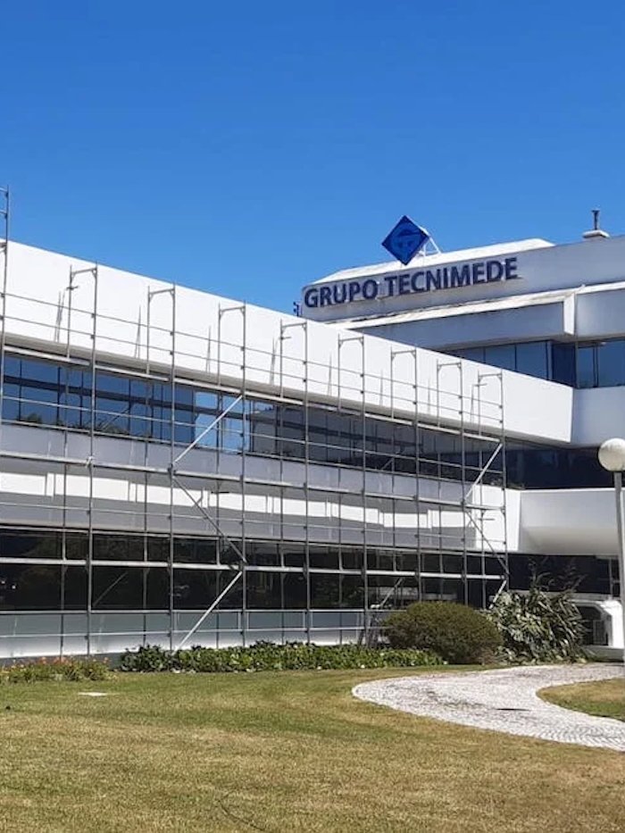 Pintura e reabilitação de fachadas de Edifício do Grupo Tecnimed em Sintra